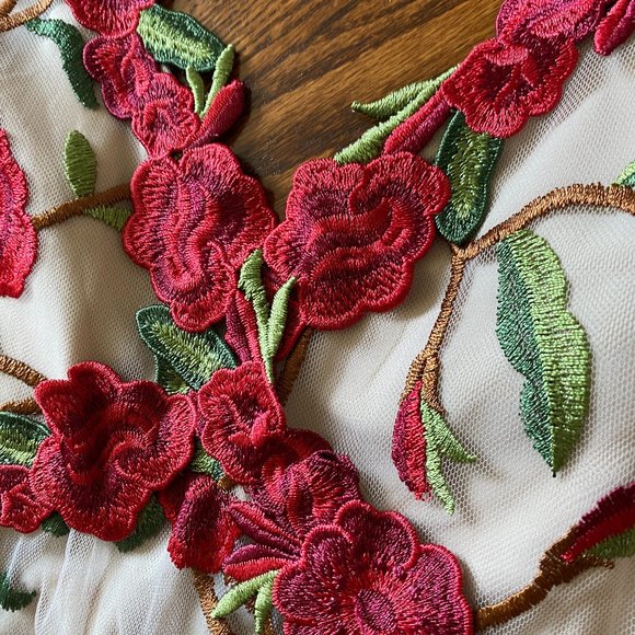 LAST CHANCE: Alice + Olivia Embroidered Red Floral V-Neck Gown - Size 0 - Picture 7 of 16